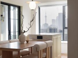 Eastern Hub - Bund Branch 3-Bedroom Near Yuyuan Garden, Nanjing Road with Shanghai Tower Views, Near Subway，位于上海的公寓