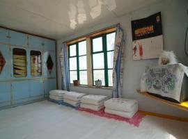 长白山林海人家金达莱旅馆，位于安图县的酒店