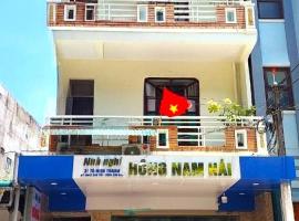 Nhà Nghỉ Hồng Nam Hải，位于岑山的酒店