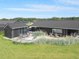 Beautiful Home In Haderslev With Sauna，位于哈泽斯莱乌的带热水浴缸的酒店