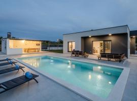 Villa Vedro nebo, XL heated pool，位于Umljanović的酒店