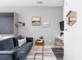 Studio Apt in the Center of Downtown by Cozysuites