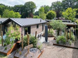 Modern ingericht chalet op groen park op de Veluwe，位于伊皮的酒店