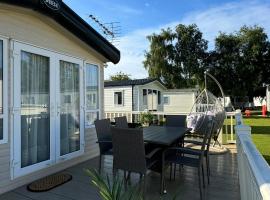Hot tub retreat at Tattershall Lakes，位于塔特舍尔的酒店