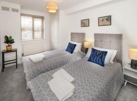 Snug Grasham Apartment near Station by 360Stays，位于Staines upon Thames的酒店