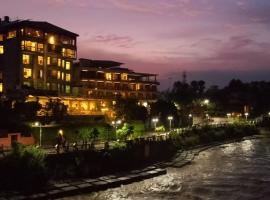 GANGA KINARE- A Riverside Boutique Resort, Rishikesh，位于瑞诗凯诗的酒店