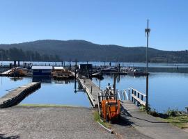 Vancouver Island Waterfront Resort，位于苏克的酒店