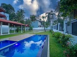 The Grand Bliss, Luxurious Modern Villa with Spacious Private Garden, Swimming Pool, Gym, and Free Wi-Fi，位于Kottawa的酒店