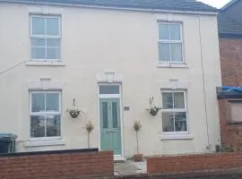 Rugby town centre house close to train station, rugby school and benn hall