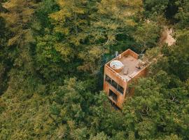 Les Coteaux - Lodges & Expériences，位于Laparade的酒店