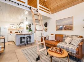 Adorable Tiny House near Grand Canyon, Fire Pit and Walk to Town，位于威廉姆斯的酒店