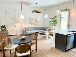 Luxury 1 BR Casita with Private Yard, Garage and WD