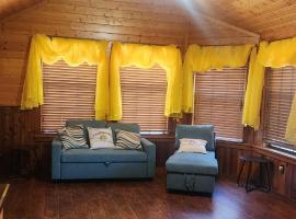 MeMaws Country Cabin，位于Pipe Creek的旅馆