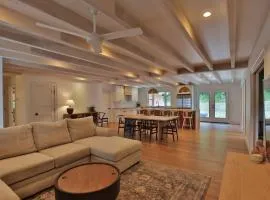 Spacious 3B2B Minutes to Skyline