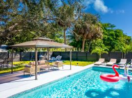 When in Naples!!! Pool Villa-Attached, 3 miles to the Beach，位于那不勒斯的度假屋