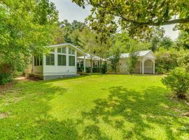 Charming Fairhope Home about 2 Mi to North Beach Park!，位于费尔霍普的酒店
