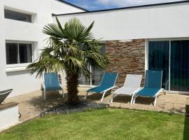 maison avec piscine couverte，位于劳恩尼克的酒店