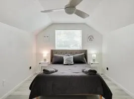 Oasis Haven 5BR w Pool BBQ Gourmet Kitchen