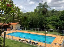 Sitio com Piscina AQUECIDa e 5 quartos c/ suíte!，位于雅博蒂卡图巴斯的酒店