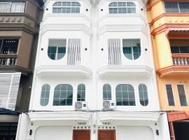 White House31 EntireHouse & Rooftop DMK Airport & BTS BKK，位于Ban Sai Mai的宠物友好酒店