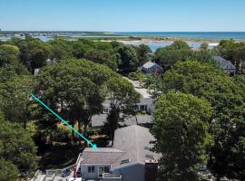 Walk to Bass River Beach Game Room!，位于雅茅斯的酒店