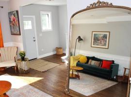 BOUTIQUE GARDEN HOUSE CHICAGO 3-STORY sleeps 12，位于芝加哥的乡村别墅
