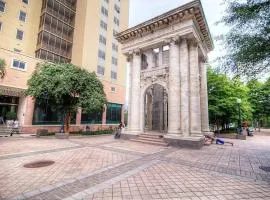 Prime Downtown Atlanta Condo With Balcony