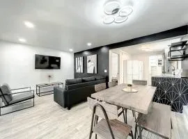 Stunning Black And White 2 Bed Apt