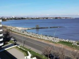 Mono ambiente frente al río, en Hotel Dazzler