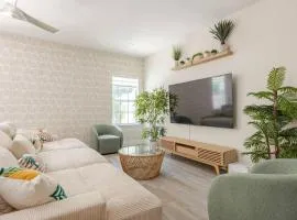 4 Bedroom 3 Full Bath Boho Oasis Saltwater Pool Near Downtown, North of Hyde Park Sleeps 12 Pets OK