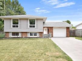 Full House - 5 Bed, 2 Bath - East，位于温莎的酒店