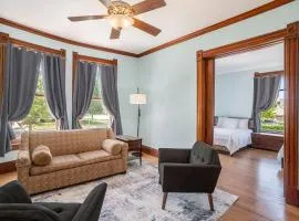 Spacious Getaway Premier 1BDR Suite 1 ➠ 200