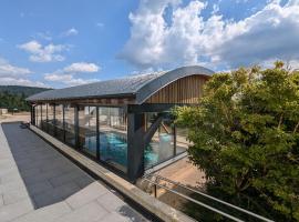 Gîte Montagne avec Piscine Chauffée, Spa et Sauna - Les Roches - FR-1-589-656，位于勒瓦德约尔的酒店