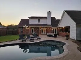 Upscale Hideaway with 2 King Beds Disney Plus Fast WiFi Private POOL & Gated Yard