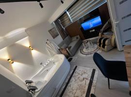 Green Luxe Suites，位于斯库台的带按摩浴缸的酒店