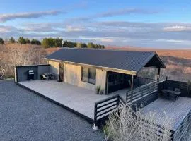 Cozy 3BR Summerhouse with Hot Tub in South Iceland