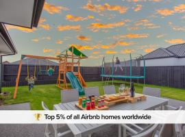 New Luxury Home with Games Room and Park Outlook Sleeps 12, 26 mins from CHC airport，位于林肯的酒店