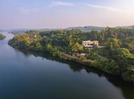 2 premium rooms with pool&by lake close to Vagamon，位于Muttam的酒店