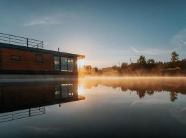 Hausboot Malibu Sunrise，位于Klitten的酒店