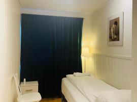 Arctic Inn, cozy single bed private room in a shared apartment with Stunning Tromso Views，位于特罗姆瑟的民宿