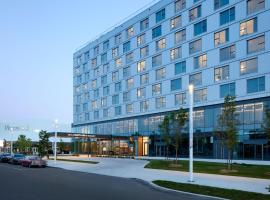 Courtyard by Marriott Montreal Laval，位于拉瓦尔的酒店