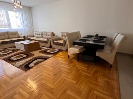 Big spacious apartment in Pej center with WI-FI，位于佩奇的酒店
