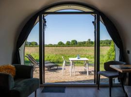 Tiny Natuurlodge Graspieper met vrij uitzicht over landerijen，位于Dalerveen的木屋