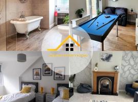 Spacious 15 Guest Home With 9 Beds in Shirley，位于索利赫尔的酒店