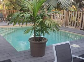 Charmant Appartement avec Piscine à Deux Pas de la Plage，位于圣弗朗索瓦的酒店