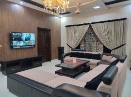 Fully Serviced Holiday Homes Near Expo Center Lahore，位于拉合尔的酒店