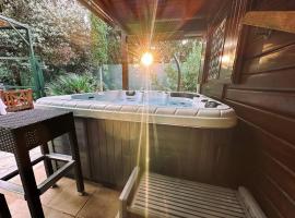 Pure Nature Haven By The Sea with Hot Tub，位于罗维尼的酒店