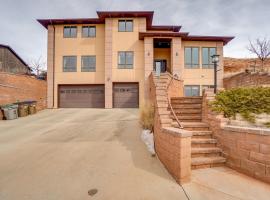 Upscale Laramie Home with Hot Tub and Patio!，位于拉勒米的酒店