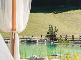 Traumhotel Alpina Superior Adults Only Hotel mit Badeteich，位于盖洛斯的酒店