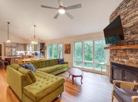 Pet-Friendly West Jefferson Home with River View!，位于西杰斐逊的酒店